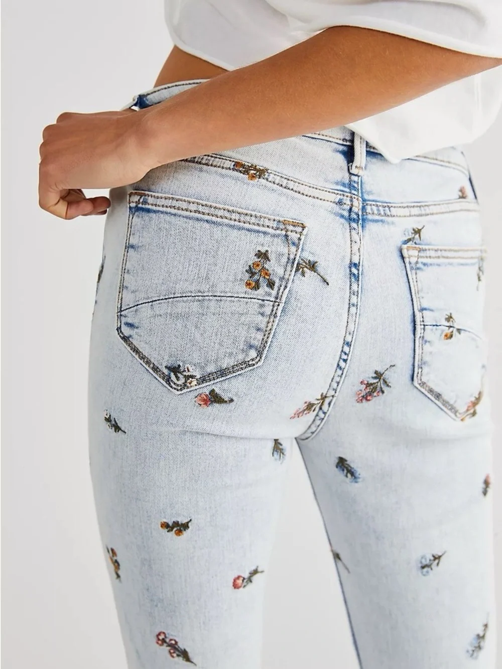 Driftwood   x Free People embroidered jeans featuring a light wash SZ 25